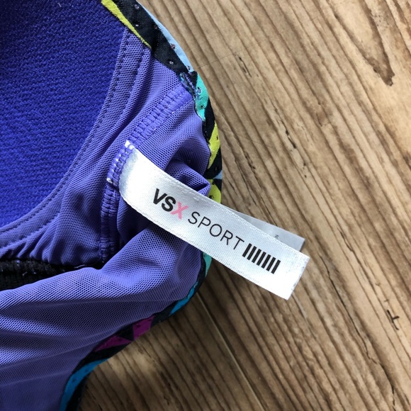 Victoria’s Secret sports bra with adjustable straps and geometric design - Picture 7 of 9